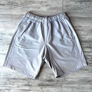 Myles Everyday Short in Smoke Size M 8” Inseam